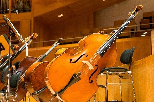 Instrumente der Bamberger Symphoniker im Konzertsaal