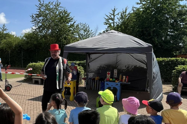 Sommerfest 2023 Zauberer Mit Kinder 2neu